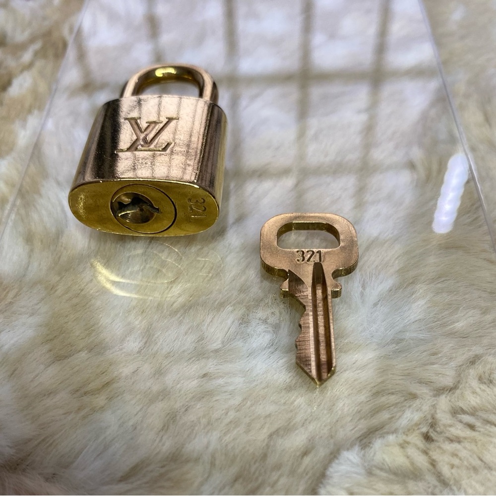 Louis Vuitton #321 Lock & Key - Picture 2 of 6